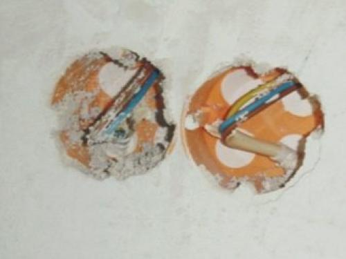 Как клеить обои в углах своими руками. Как правильно клеить обои на внутренних углах: стандартный алгоритм 22 Как клеить обои в углах своими руками. Как правильно клеить обои на внутренних углах: стандартный алгоритм 22