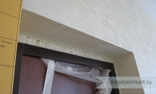 Чем закрыть стык обоев на внешнем углу. Клеим обои на дверные откосы