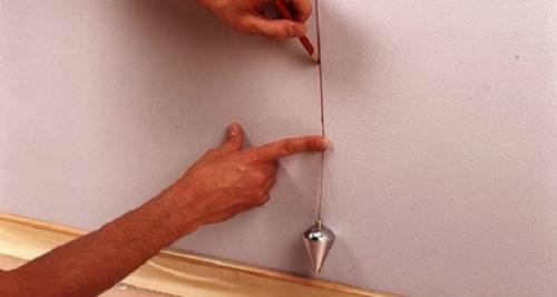 Как правильно клеить обои в углах комнаты с неровными углами. Как поклеить обои в кривых углах и подогнать рисунок