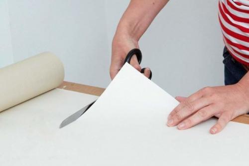 Как правильно клеить обои в углах комнаты с неровными углами. Как поклеить обои в кривых углах и подогнать рисунок