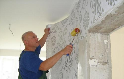 Откуда начинать клеить обои. Варианты начала поклейки