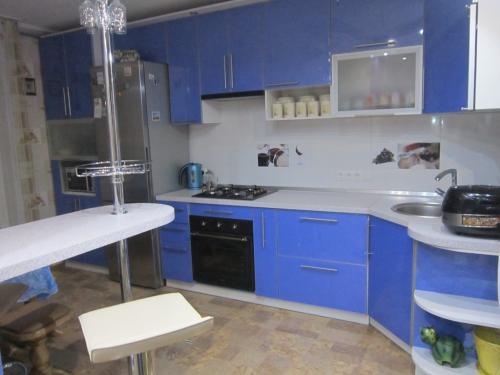 Сочетание синего цвета в интерьере кухни. Какие элементы интерьера кухни можно выполнить в синем цвете