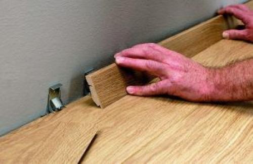 Как прикреплять плинтуса к полу. Способы крепления плинтуса