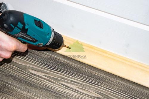 Уверенный способ прикрепления плинтуса к полу 08