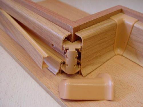 Как сделать скруглённые углы для пластиковых плинтусов на пол. Монтаж пластикового плинтуса