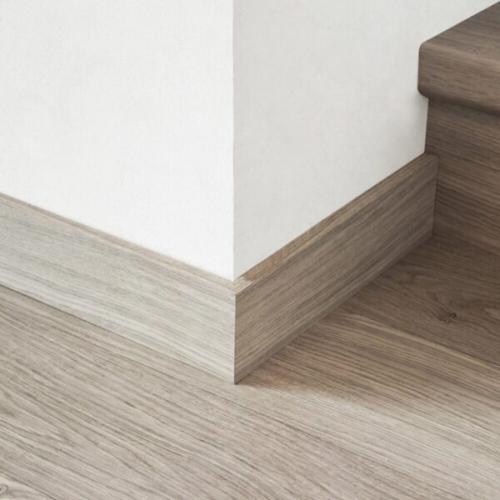 Как правильно выровнять деревянный плинтус на полу. Как правильно установить и зарезать деревянный плинтус