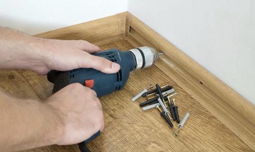 Как установить плинтус на гладкую поверхность. Установка пластиковых плинтусов на пол и стены в домашних условиях