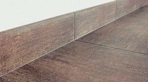 Как установить напольные плинтусы на керамическую плитку. Плинтус из плитки: тонкости изготовления