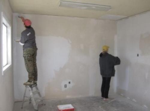 Как клеить обои на неподготовленные стены. Технология работы