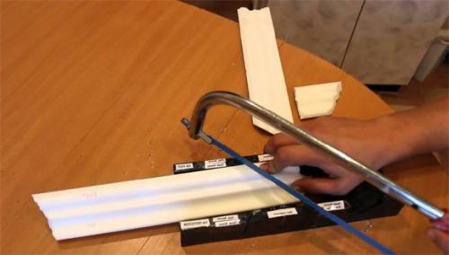 Как правильно измерить и разрезать деревянные доски для плинтуса. Несколько слов об инструментах и материалах