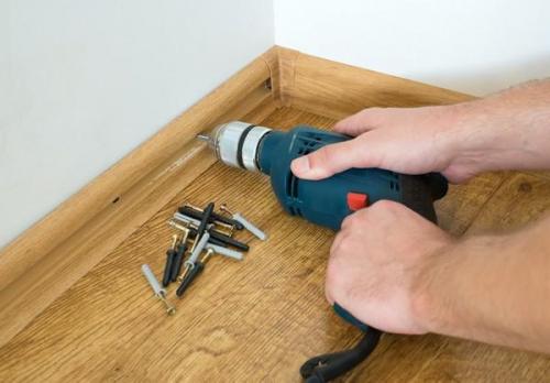 Как правильно закрепить плинтус на пол без запили. Монтаж пластикового плинтуса
