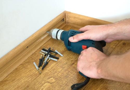 Какие проблемы могут возникнуть при установке высокого пластикового плинтуса на пол и как их решить. 10 признаков того, что плинтусы установлены неправильно