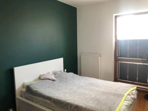 Спальня с изумрудной кроватью. С чем сочетается изумрудный цвет?