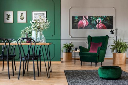 Спальня с изумрудной кроватью. С чем сочетается изумрудный цвет?