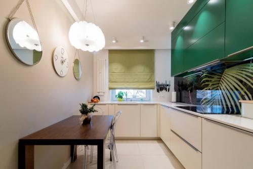 Спальня с изумрудной кроватью. С чем сочетается изумрудный цвет?