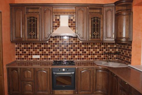 Коричневая кухня под дерево. Дизайн кухни в коричневом цвете: 60+ реальных фото интерьеров