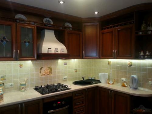 Коричневая кухня под дерево. Дизайн кухни в коричневом цвете: 60+ реальных фото интерьеров