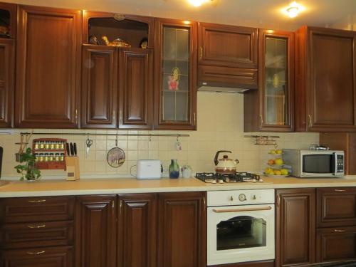 Коричневая кухня под дерево. Дизайн кухни в коричневом цвете: 60+ реальных фото интерьеров