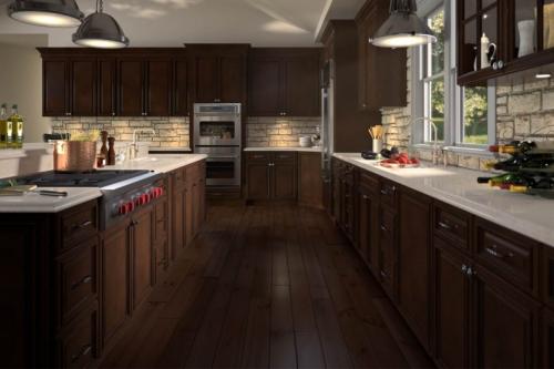 Темно коричневая кухня. Идеи для отделки
