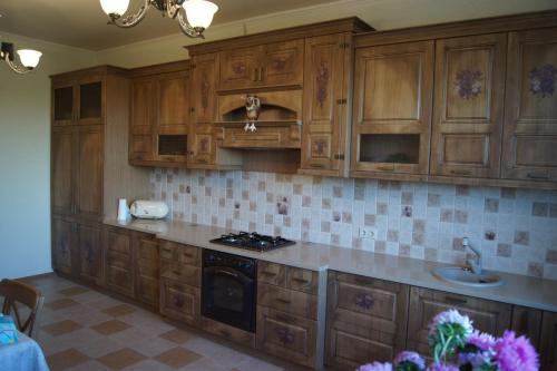 Коричневая кухня под дерево. Дизайн кухни в коричневом цвете: 60+ реальных фото интерьеров