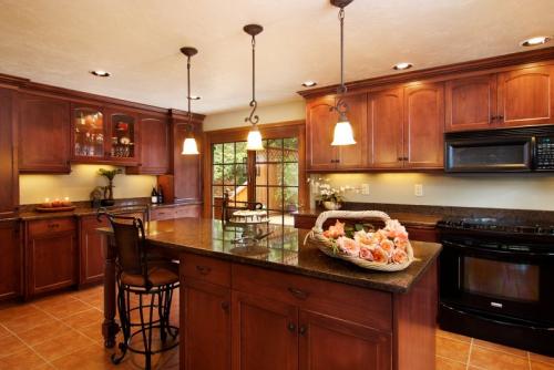 Темно коричневая кухня. Идеи для отделки