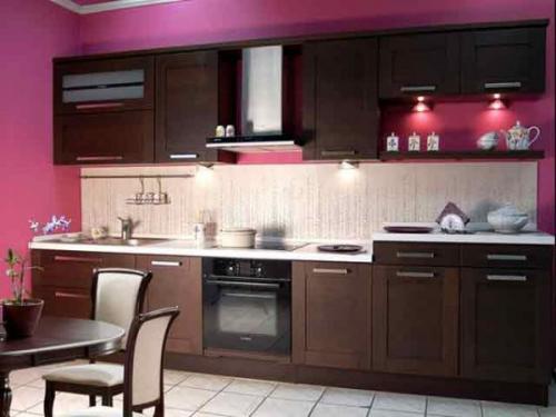 Коричневая кухня, какие обои. Обои под коричневый гарнитур