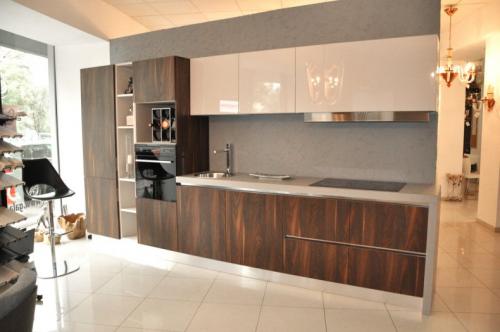 Темно коричневая кухня. Идеи для отделки