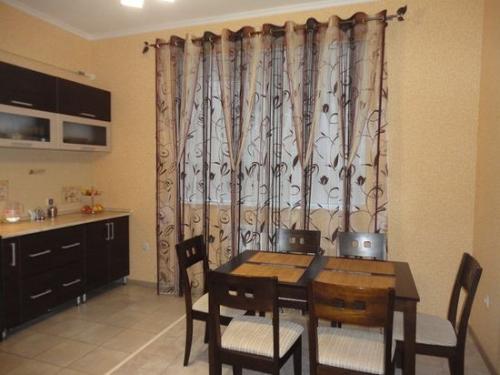 Шторы на бежево-коричневую кухню. Варианты выбора штор для коричневой кухни: основные сочетания цветов