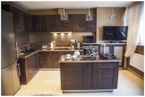 Шторы на бежево-коричневую кухню. Варианты выбора штор для коричневой кухни: основные сочетания цветов