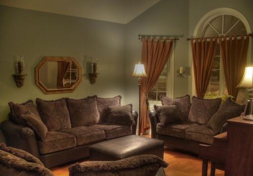 Шоколадный цвет стен. Гостиная со вкусом шоколада