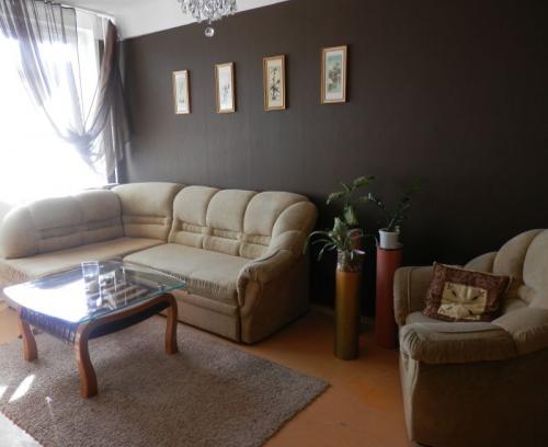 Шоколадный цвет стен. Гостиная со вкусом шоколада