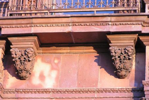 Декоративные накладки на фасад дома. Архитектурные элементы стен фасада