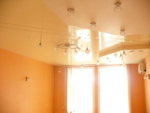 Нужно ли снимать обои под натяжной потолок. Можно ли сделать натяжной потолок, если уже наклеены обои?