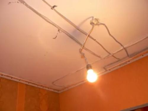 Нужно ли снимать обои под натяжной потолок. Можно ли сделать натяжной потолок, если уже наклеены обои?