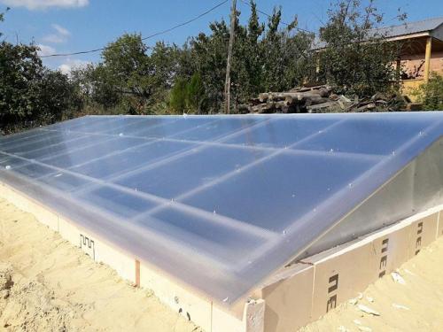 Теплица в яме. Показываем плюсы и минусы заглубленной теплицы