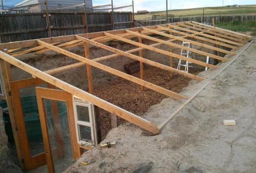 Теплица в яме. Показываем плюсы и минусы заглубленной теплицы