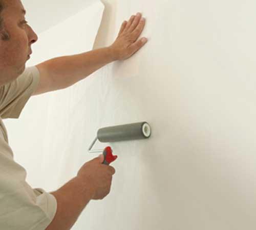 Как клеить на потолок флизелиновые обои. Окраска флизелиновых обоев 03