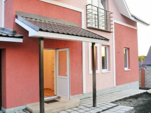 Как сделать фасад дома своими руками. Фасад дома своими руками —, как сделать дешево и красиво? Принципы фасадных работ. Варианты отделки: оштукатуривание, кирпич, сайдинг, термопанели