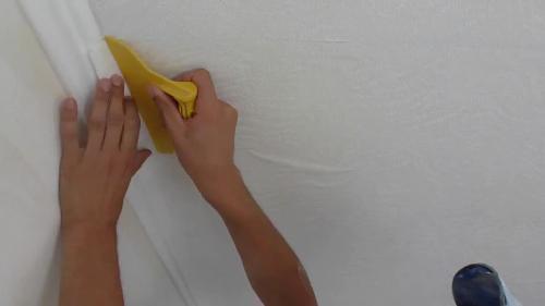 Как клеить флизелиновые обои на потолок. Клеим флизелиновые обои на потолок