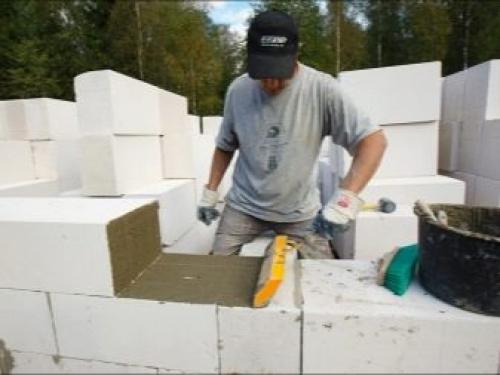Дома из пеноблоков своими руками. Достоинства и недостатки пенобетона 10