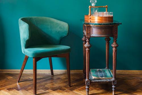 Какие материалы и текстуры можно использовать для зеленого цвета в интерьере