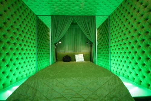 Какие материалы и текстуры можно использовать для зеленого цвета в интерьере