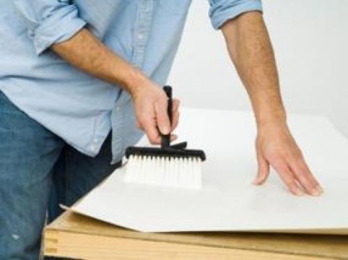 Откуда начинать клеить обои на потолок. Как подготовить потолок