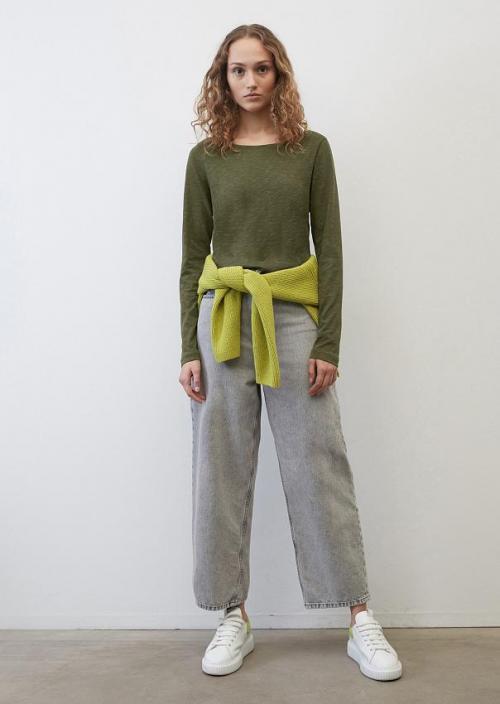 Какие материалы наиболее подходят для сочетания с темно-зеленым цветом