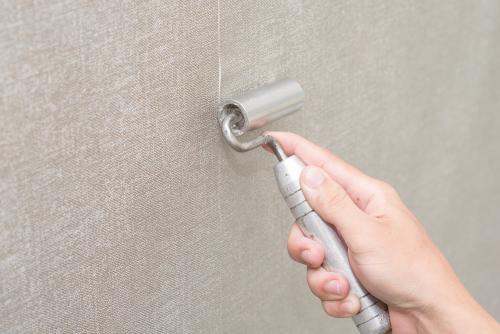 Как клеить обои на потолок без видимых стыков. Какие обои лучше клеить на потолок 17