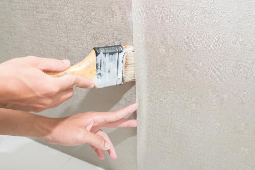 Как клеить обои на потолок без видимых стыков. Какие обои лучше клеить на потолок 15