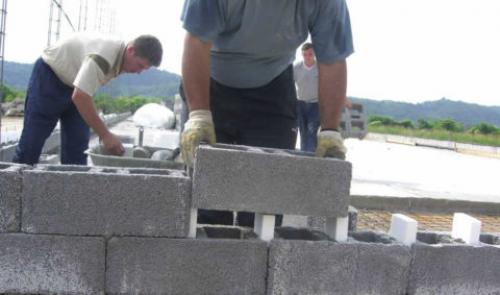 Стеновые бетонные блоки. Бетонный блок пустотелый: сфера применения и отличия от других строительных блоков