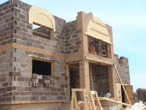 Стеновые бетонные блоки. Бетонный блок пустотелый: сфера применения и отличия от других строительных блоков