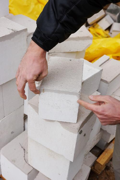 Можно ли строить дом из пеноблоков зимой. Особенности кровельных работ 11