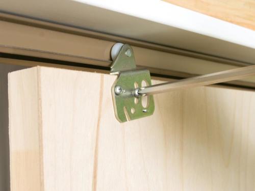 Как сделать дверь купе в кладовку. Установка дверей в кладовке с раздвижным механизмом, а так же советы по выбору и преимущества такой конструкции